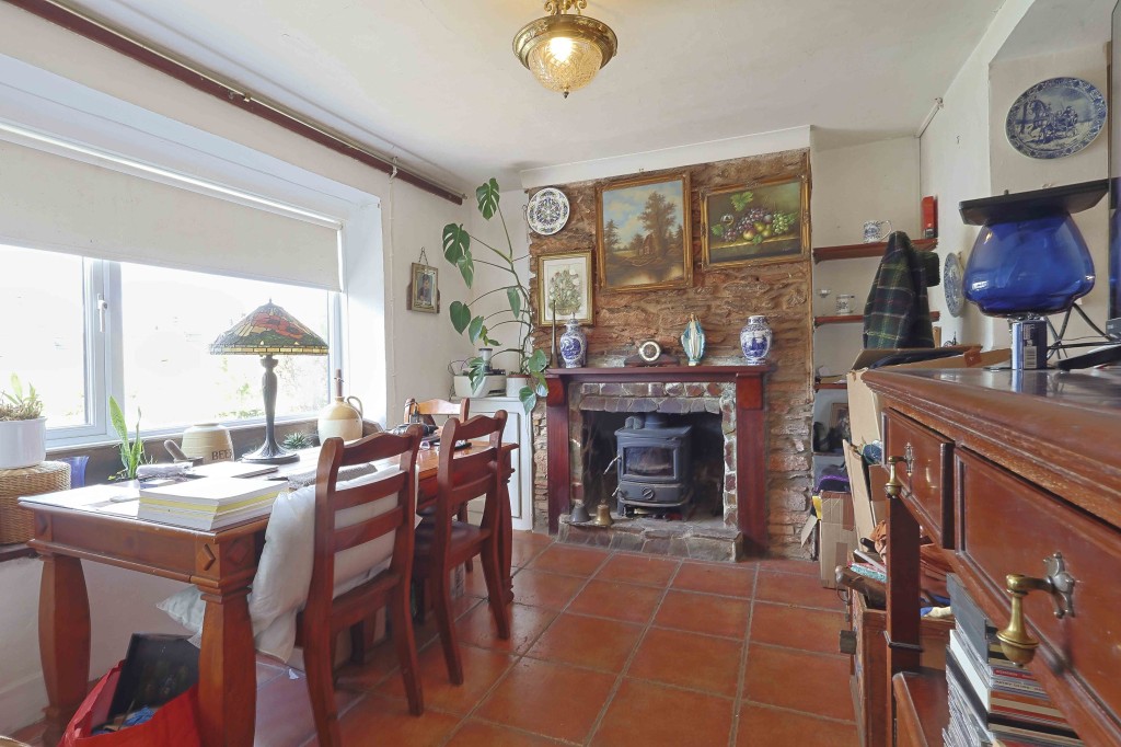 Lot: 183 - MID-TERRACE PROPERTY ARRANGED OVER THREE FLOORS IN POPULAR LOCATION - Dining area